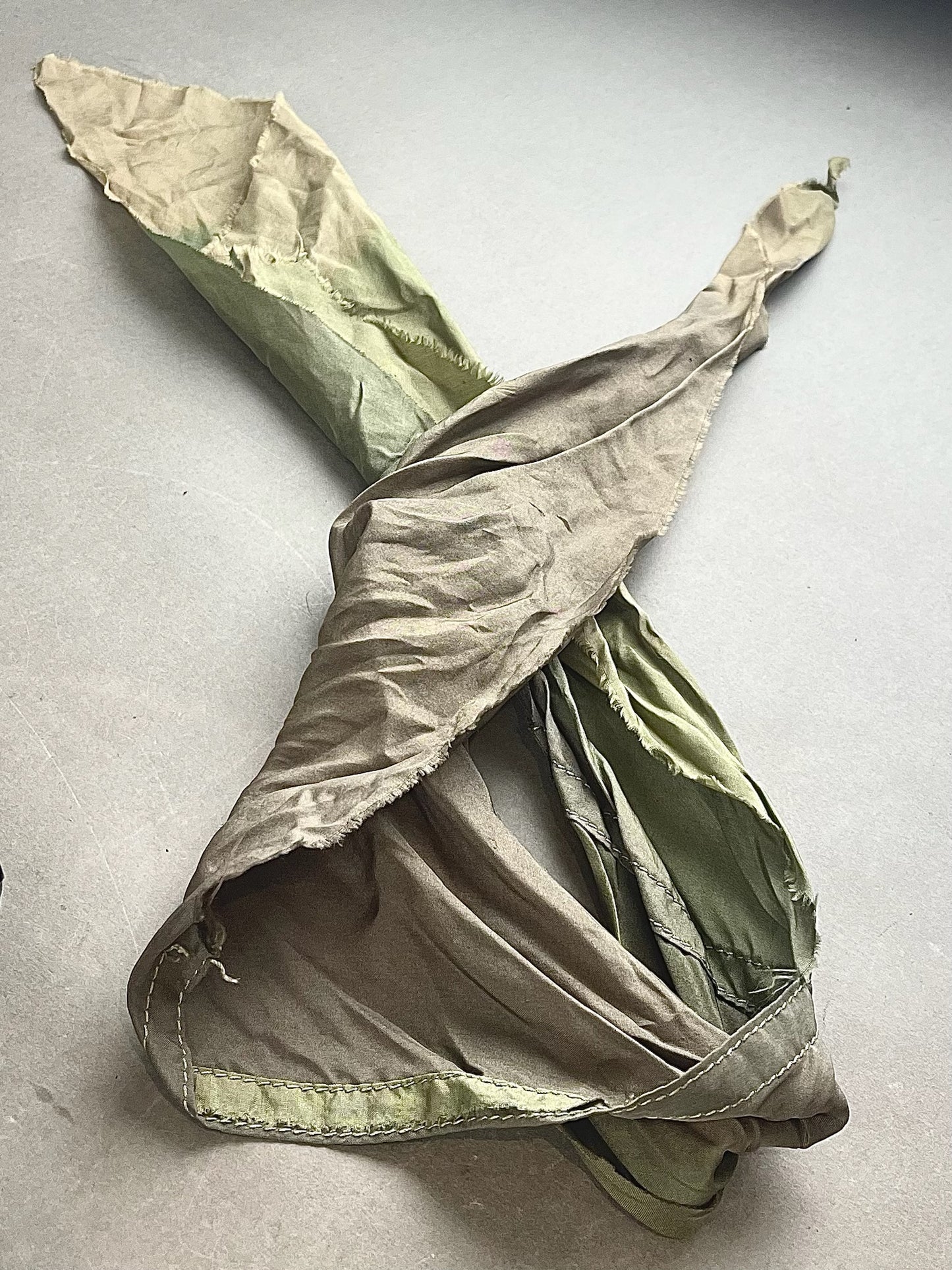 WW2 Tysk Fallschirmjäger / Luftwaffe afklip fra faldskærm. Tørklæde længde. Original.