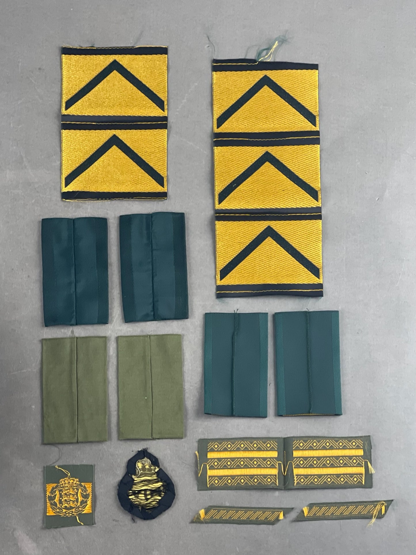 Blandet Lot af Danske Militær Stofmærker. Original.