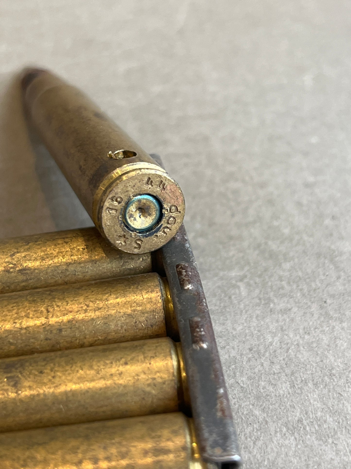 WW2 Tysk K98 patroner i laderamme. Deaktiveret. Original.