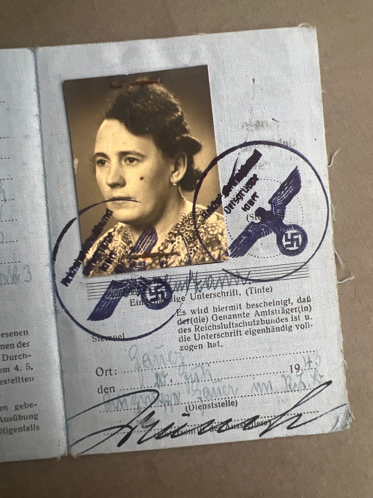 WW2 Tysk "Reichsluftschutzbund Ausweis". Original.