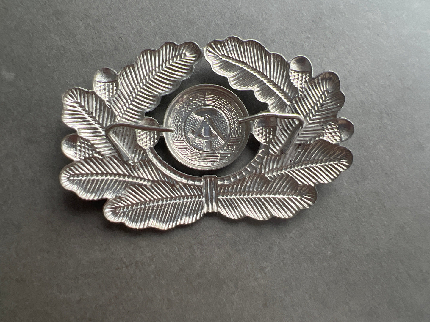 Østtysk DDR Kasketmærke. Original.