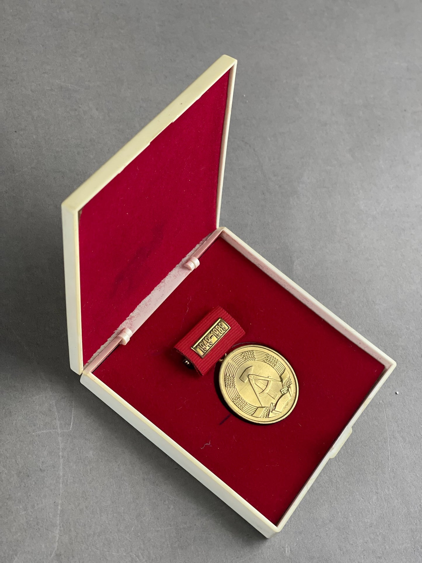 Østtysk DDR Medalje i æske. Original.
