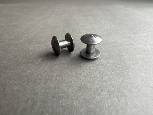 WW2 Tyske MP38u.40 Lukkeknapper til bærerem. 2 stk. Original.