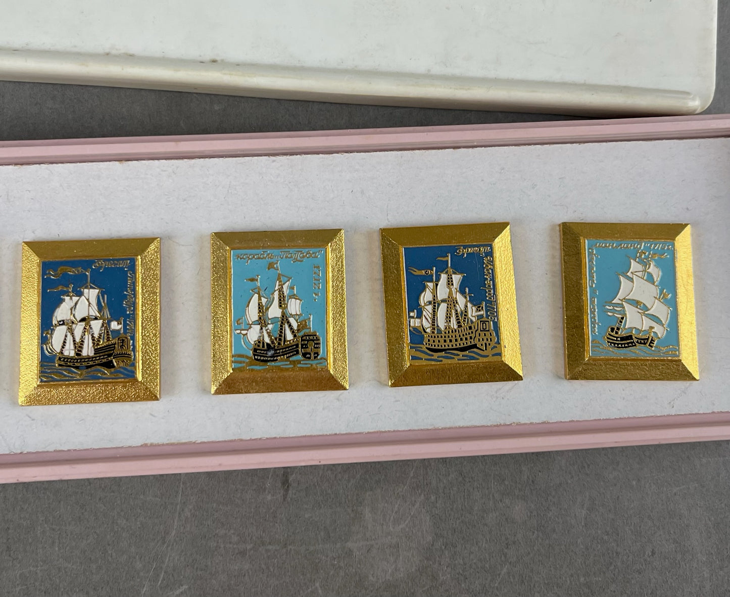 Østtysk DDR Tinnies i æske. Original.