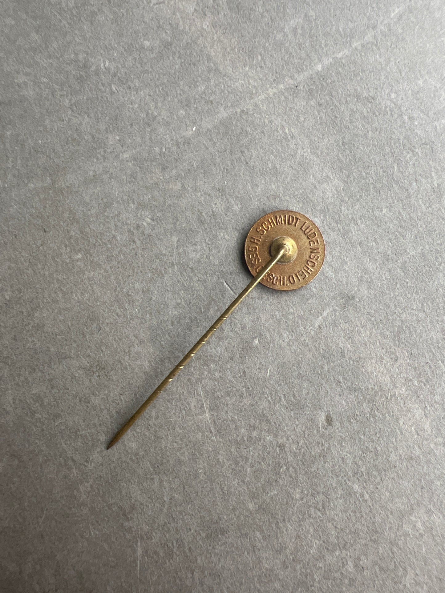 WW2 Tysk "Reichsbund" Medlemspin. Med fremstiller. Original.