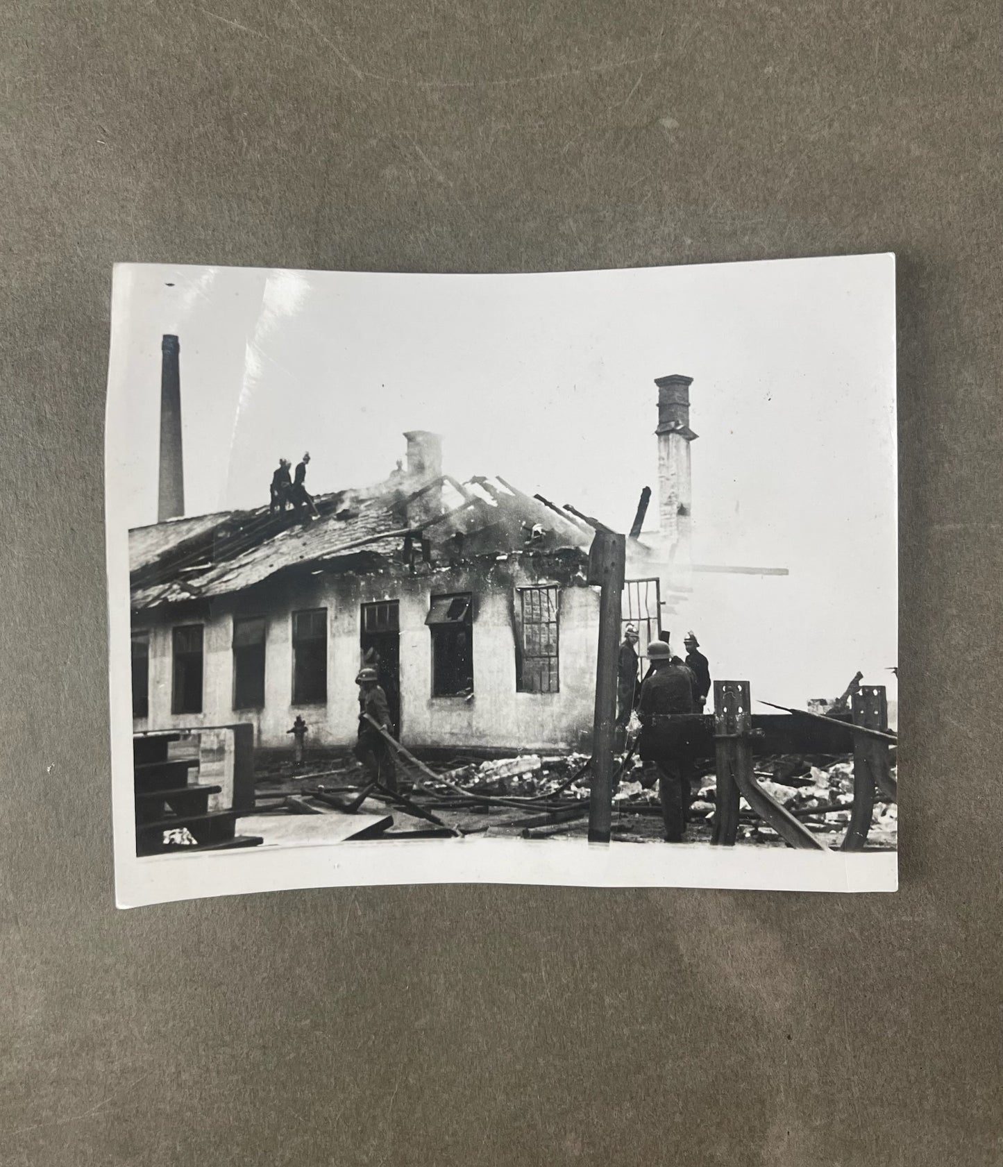 WW2 Tyske Billeder af Brandmænd i aktion. Med hjelme der har dekaler. Original.