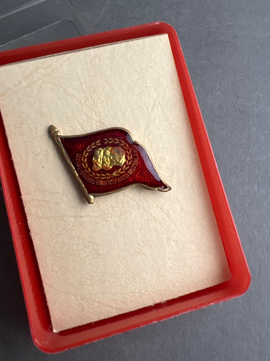 Østtysk DDR Medalje/Pin i æske. Original.
