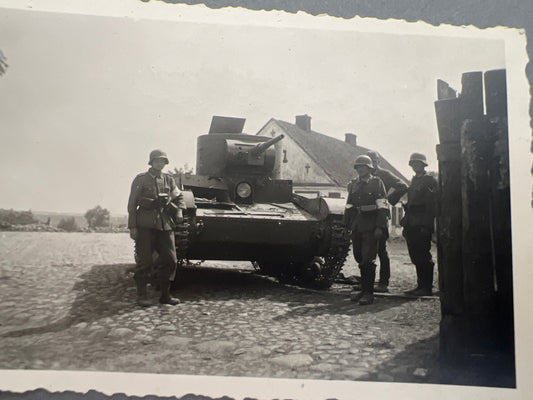 WW2 Tysk Wehrmacht Privatfotos fra Østfronten med russisk Panzer. 2 Sanitäter soldater med armbind og forbindingstasker. Original.