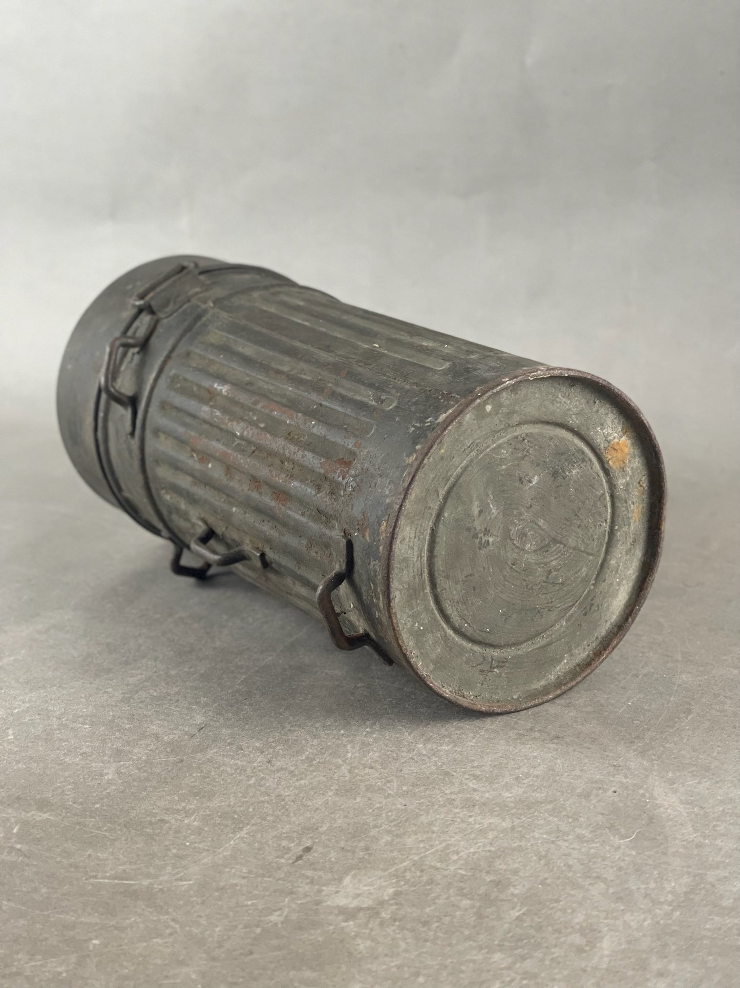 WW2 Tysk "1. Model" Gasmaske Beholder. Genudleveret med tyk bemaling. Sjælden. Original.