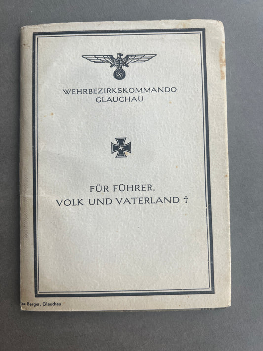 WW2 Tysk Wehrmacht Sanitäter Wehrpass i Mindeomslag, med hans dødsannonce, dødsattest mv.. Sjælden. Original.