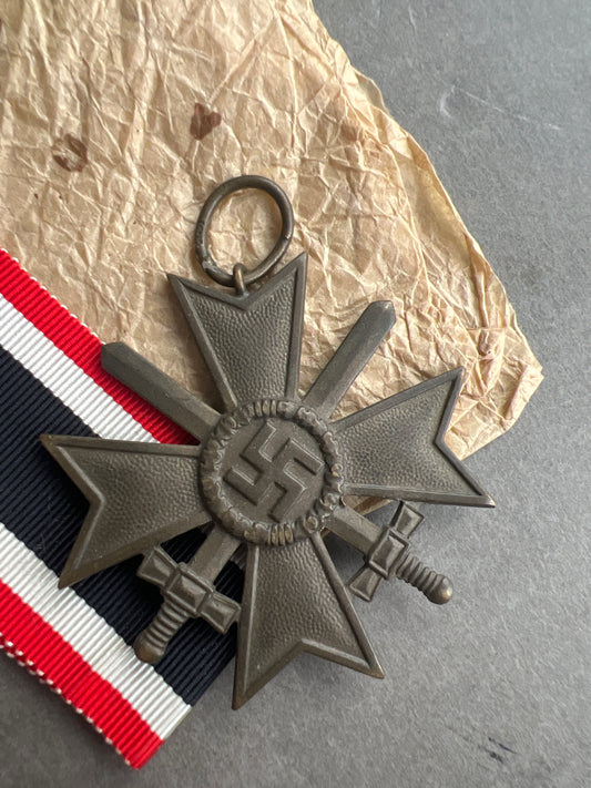 WW2 Tysk KVK 2. Klasse m. Sværd. Fremstiller i ringen. Original.