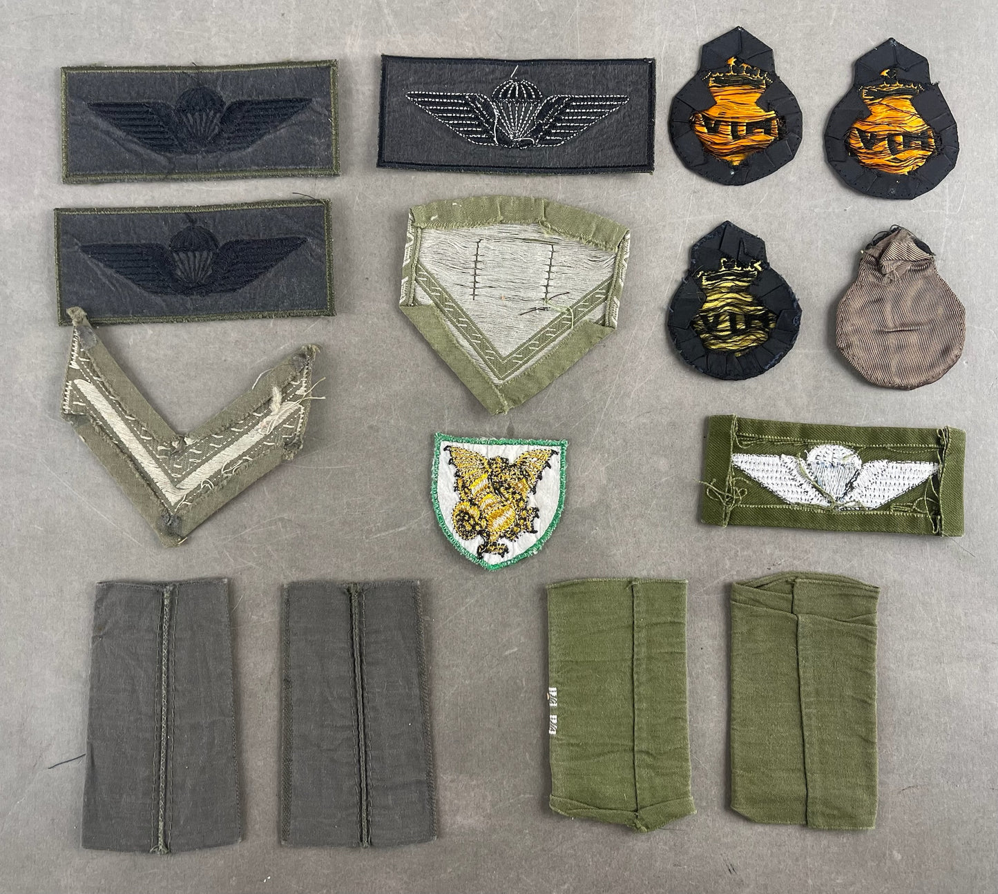 Blandet Lot af Danske Militær Stofmærker. Original.