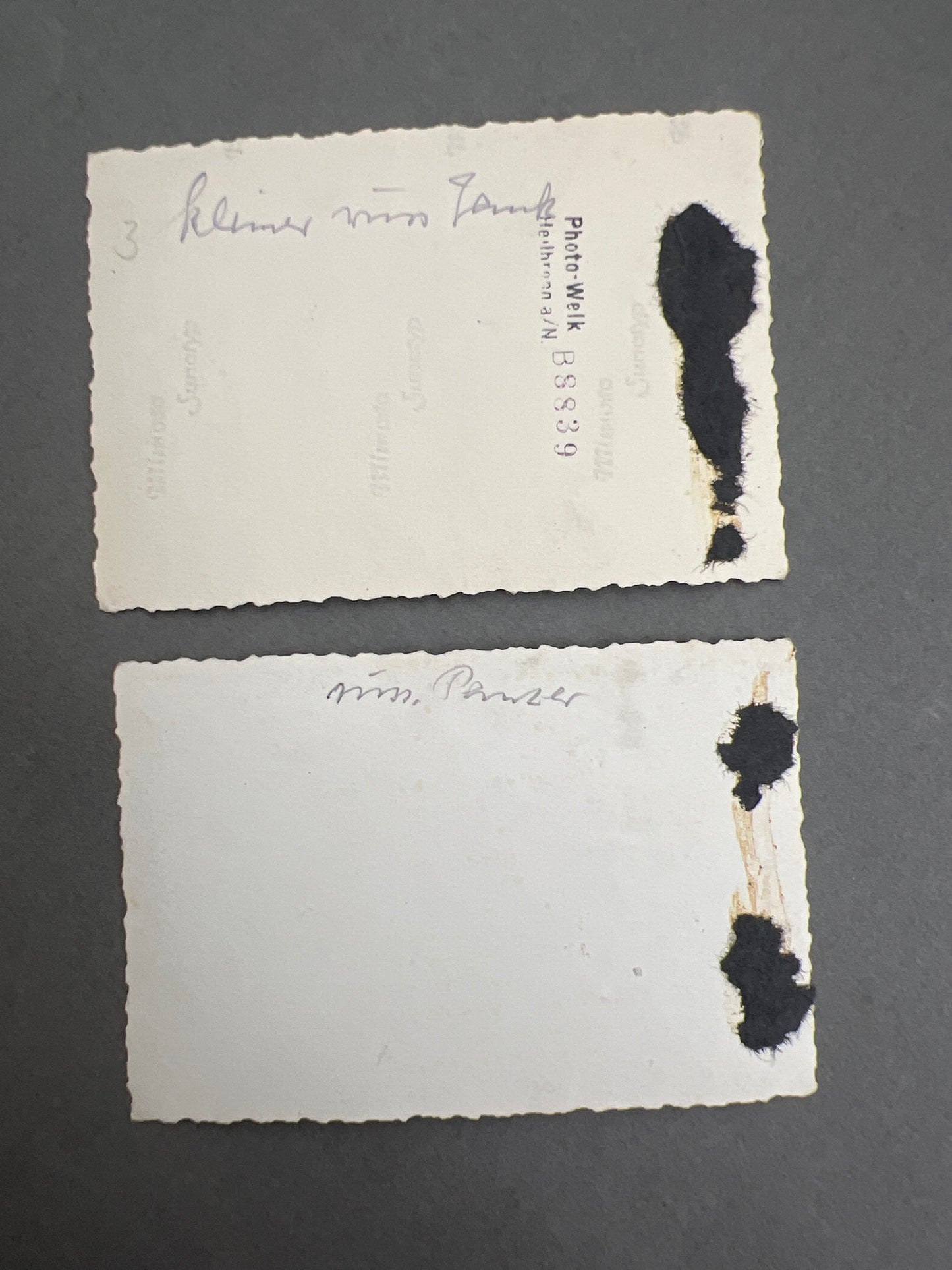 WW2 Tysk Wehrmacht Privatfotos fra Østfronten med russisk Panzer. 2 Sanitäter soldater med armbind og forbindingstasker. Original.