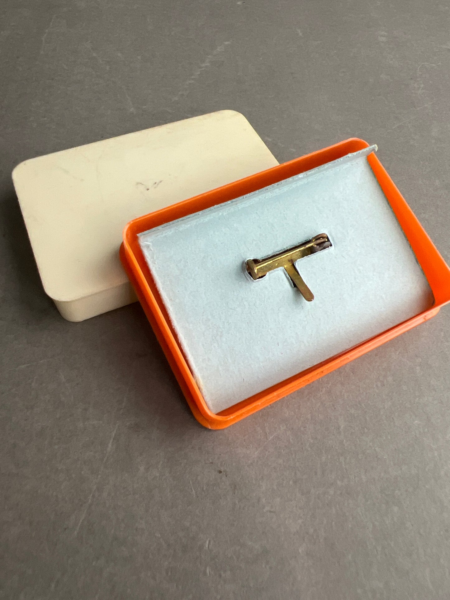 Østtysk DDR Medalje/Pin i æske. Original.