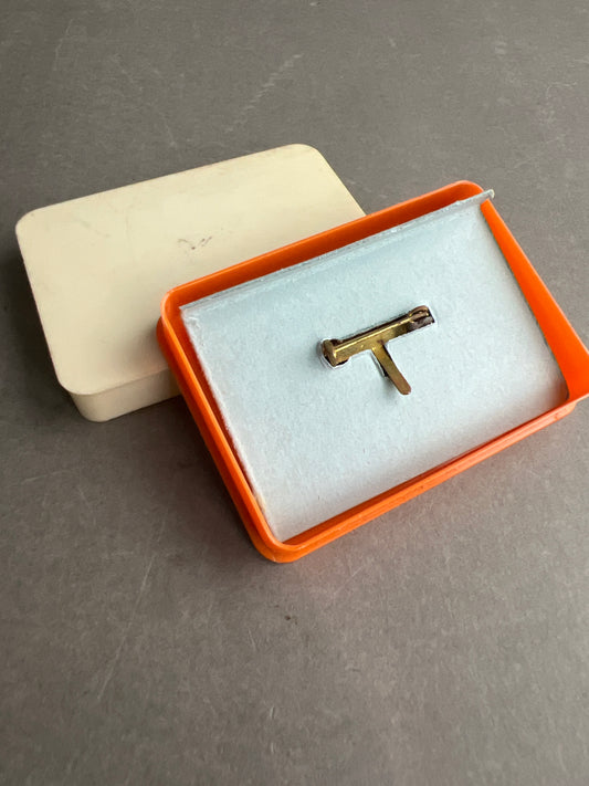 Østtysk DDR Medalje/Pin i æske. Original.