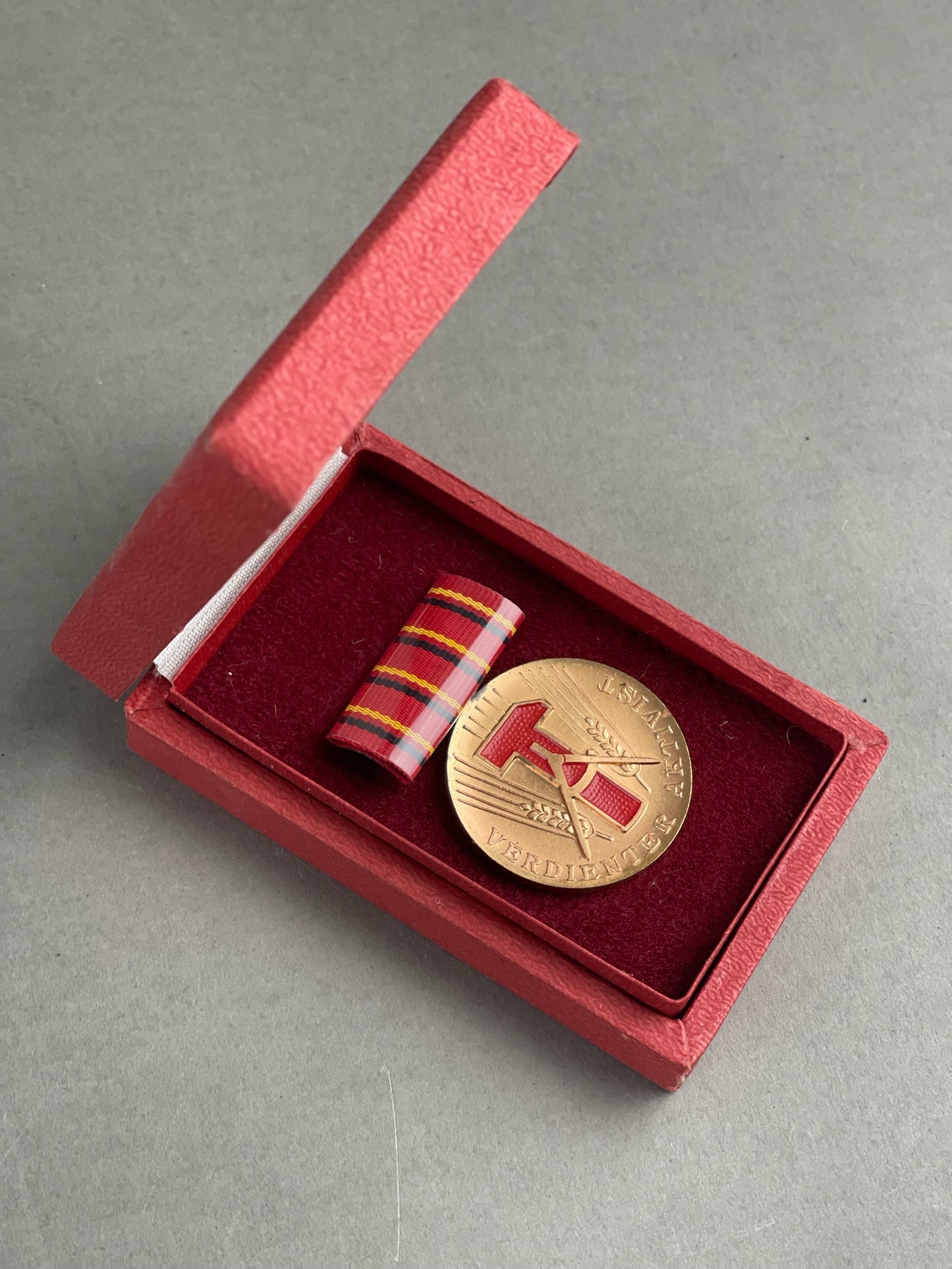 Østtysk DDR Medalje i æske. Original.