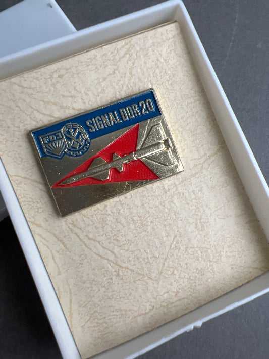 Østtysk DDR Medalje/Pin i æske. Original.