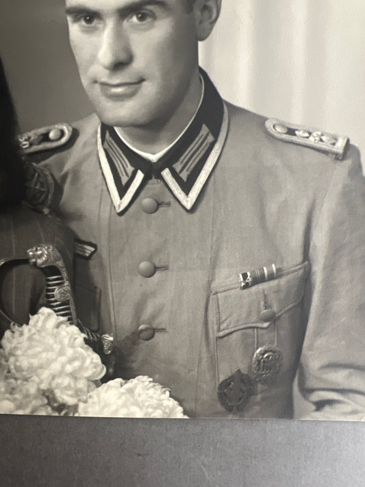 WW2 Tysk Stort "Studiofoto". Soldat i sommer kampuniform, med sabel, skydesnor, medaljer mv. Original.