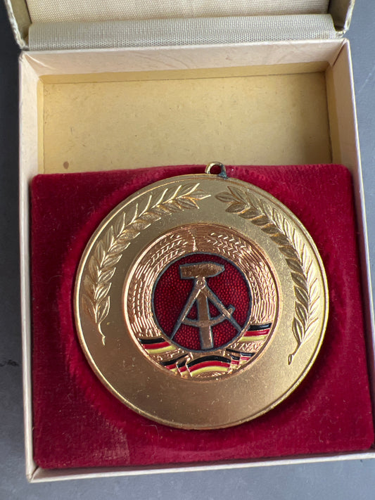 Østtysk DDR Medalje i æske. Original.