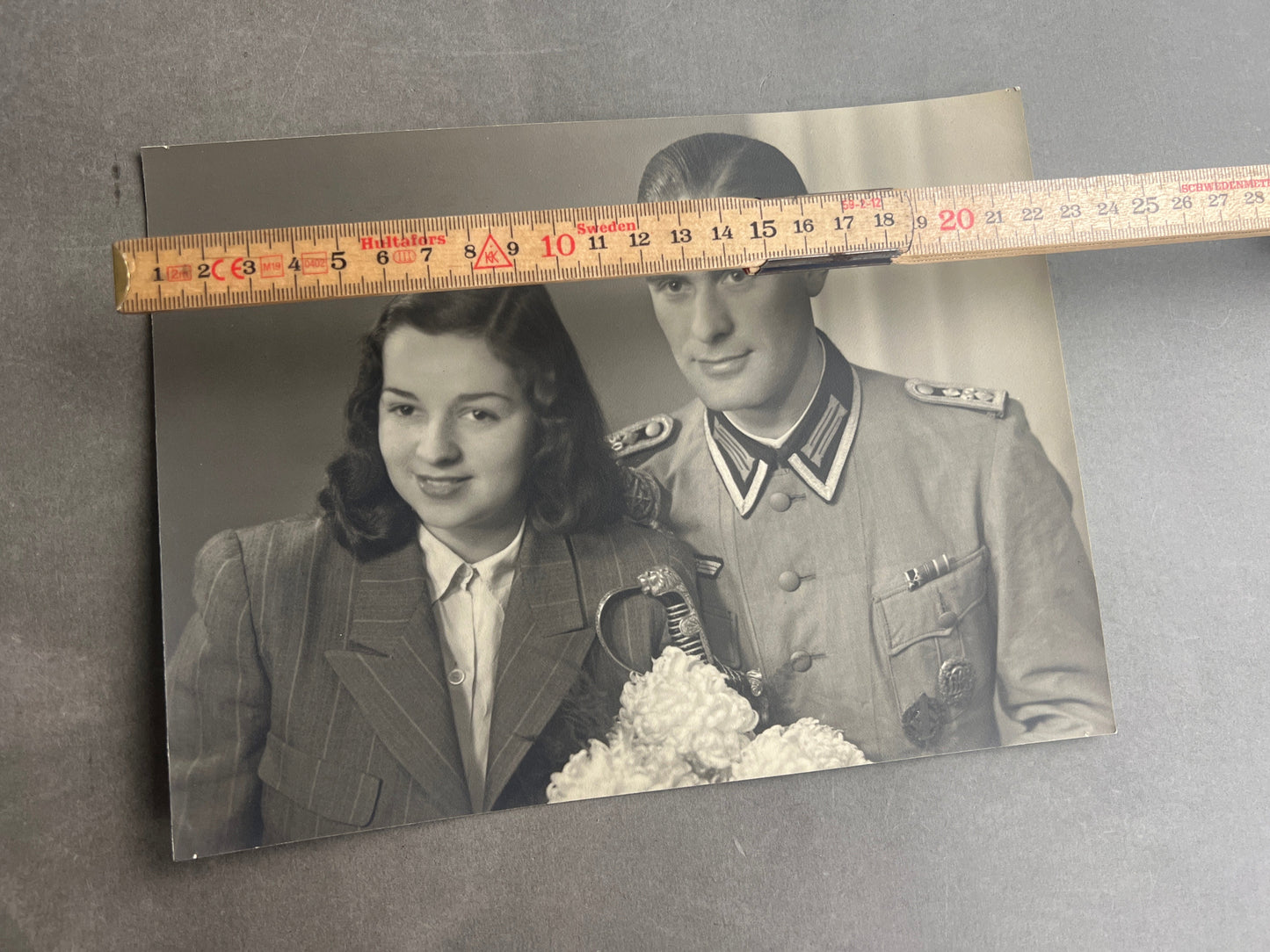 WW2 Tysk Stort "Studiofoto". Soldat i sommer kampuniform, med sabel, skydesnor, medaljer mv. Original.