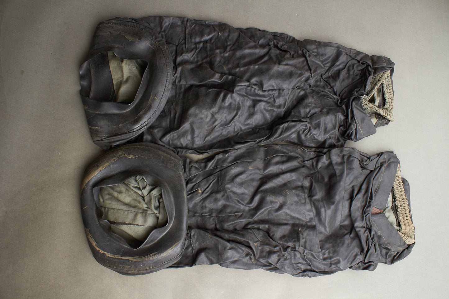 WW2 Tysk Gas "Slag"/armbeskyttere. Godt stemplet. Godt display til en gasmaske. Original.