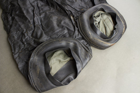 WW2 Tysk Gas "Slag"/armbeskyttere. Godt stemplet. Godt display til en gasmaske. Original.