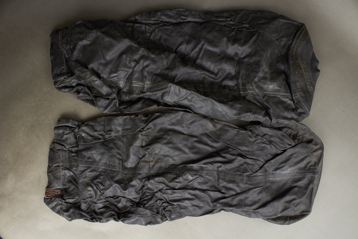 WW2 Tysk Gas "Slag"/armbeskyttere. Godt stemplet. Godt display til en gasmaske. Original.