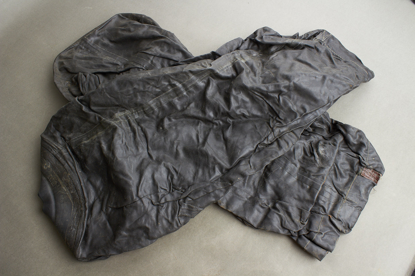 WW2 Tysk Gas "Slag"/armbeskyttere. Godt stemplet. Godt display til en gasmaske. Original.