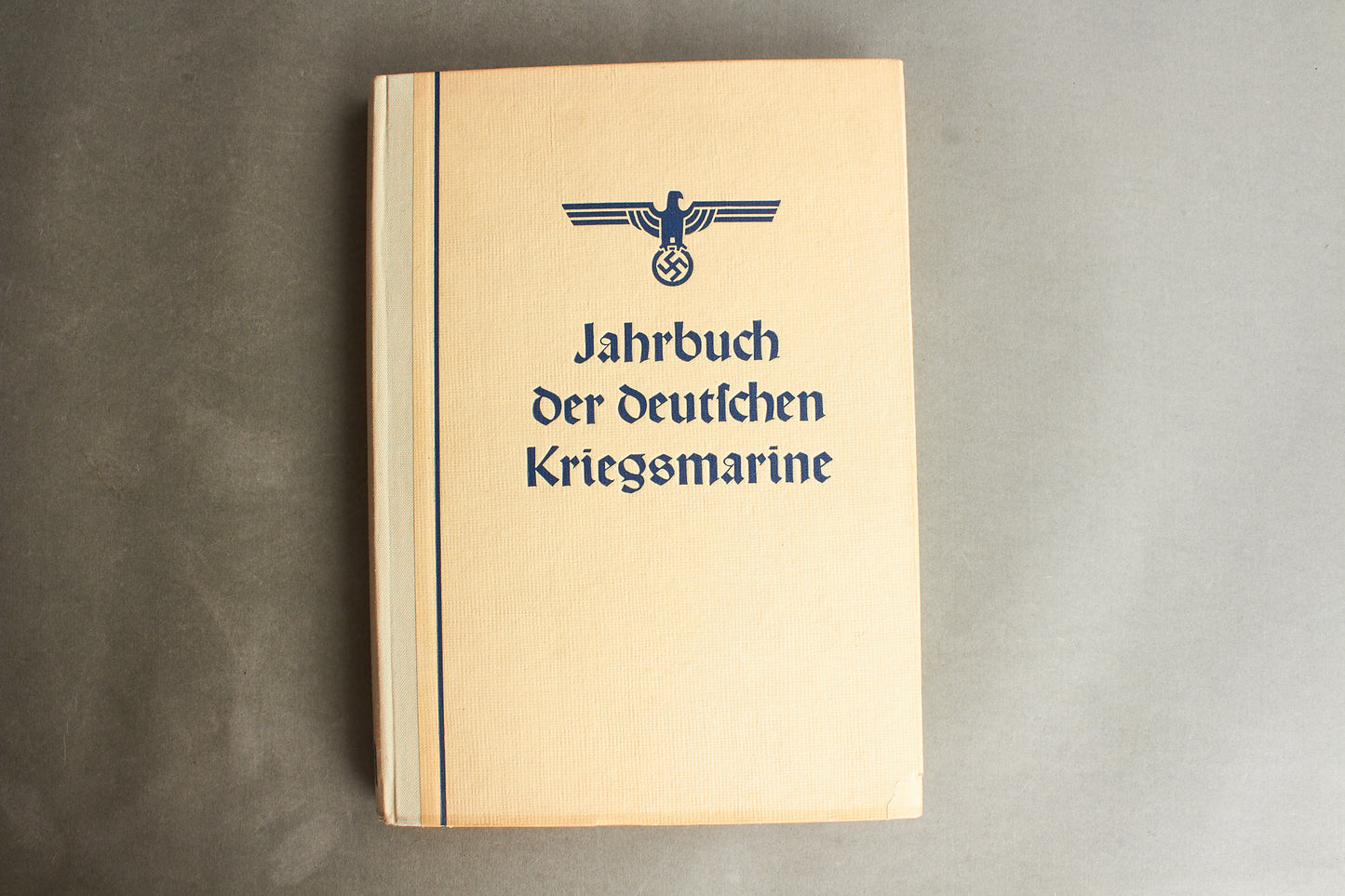 WW2 Tysk Kriegsmarine "Jahrbuch der deutschen Kriegsmarine" Bog. Original.