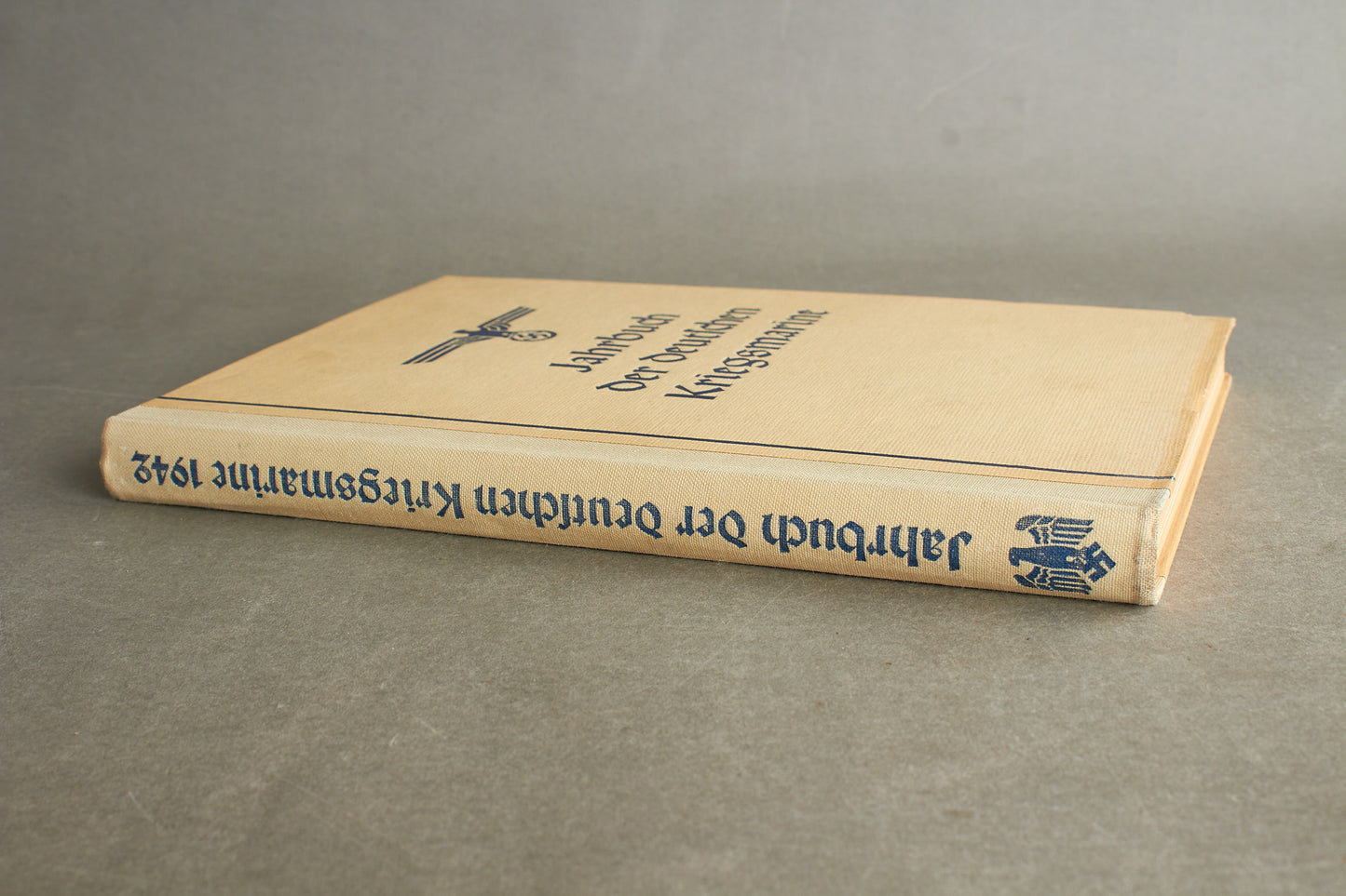 WW2 Tysk Kriegsmarine "Jahrbuch der deutschen Kriegsmarine" Bog. Original.