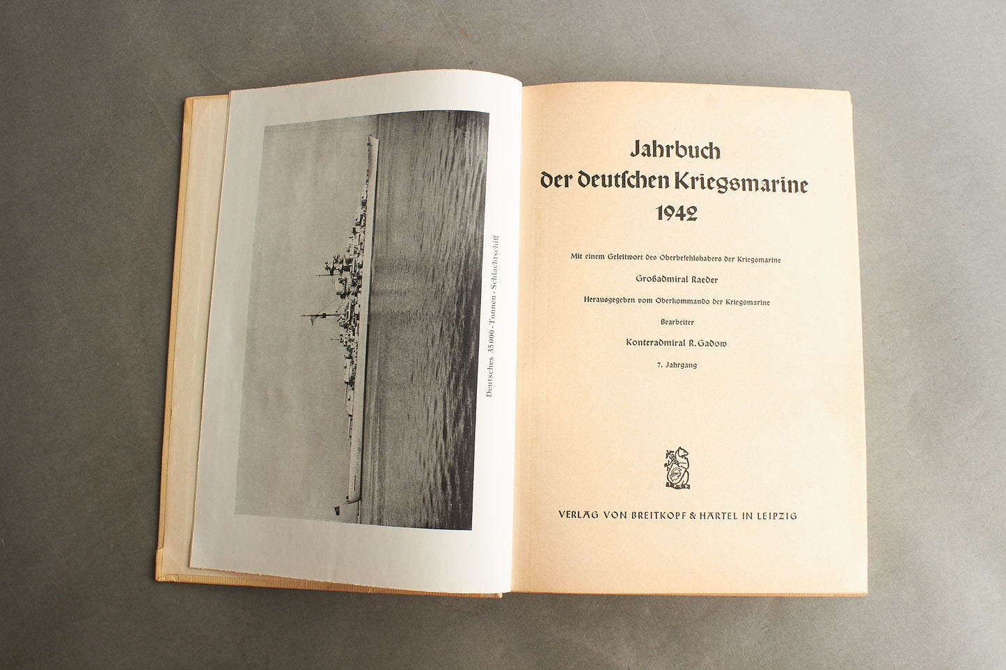 WW2 Tysk Kriegsmarine "Jahrbuch der deutschen Kriegsmarine" Bog. Original.