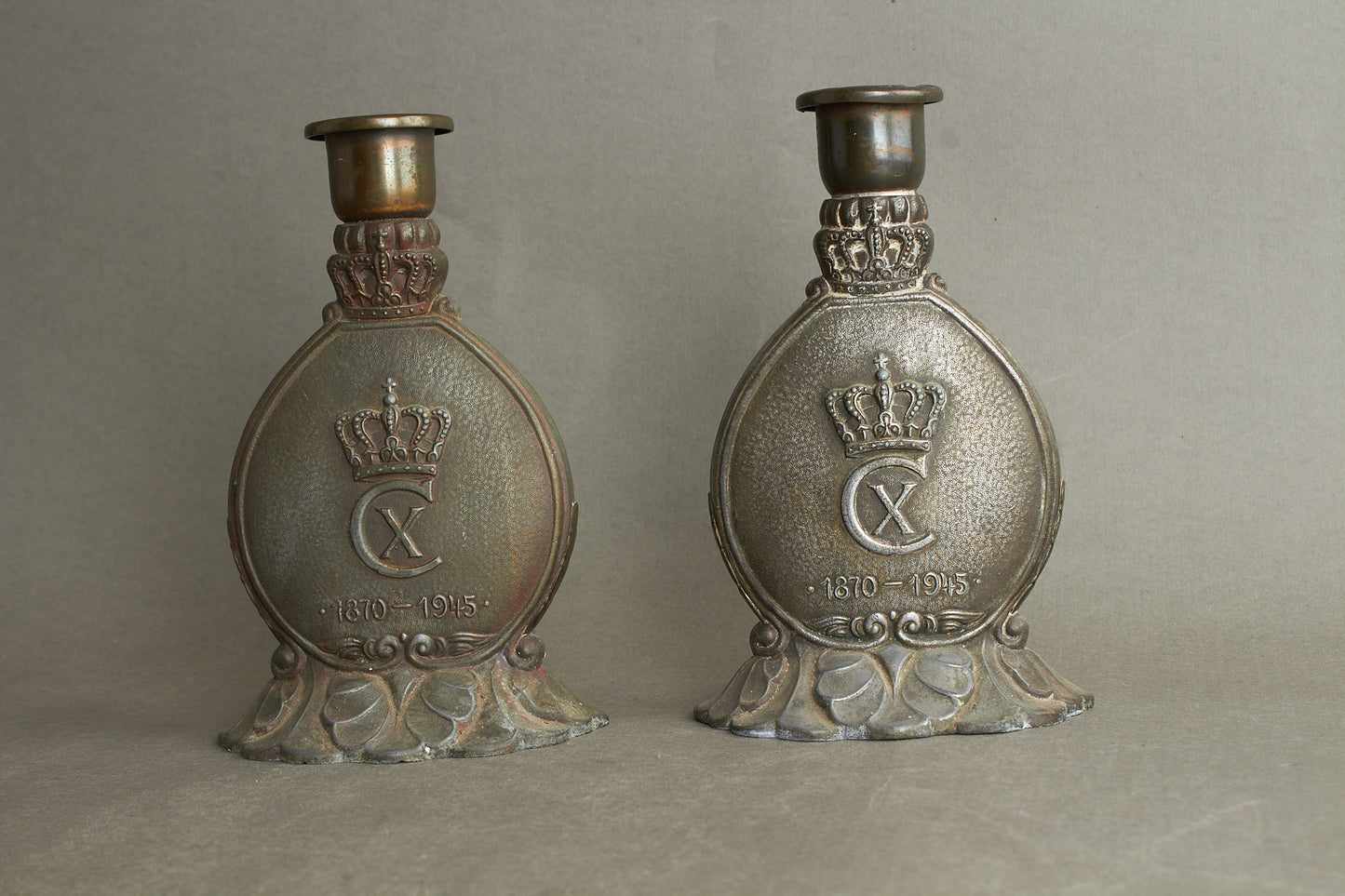 WW2 Dansk Par "Christian d. 10" Erindrings Lysestager. Original.