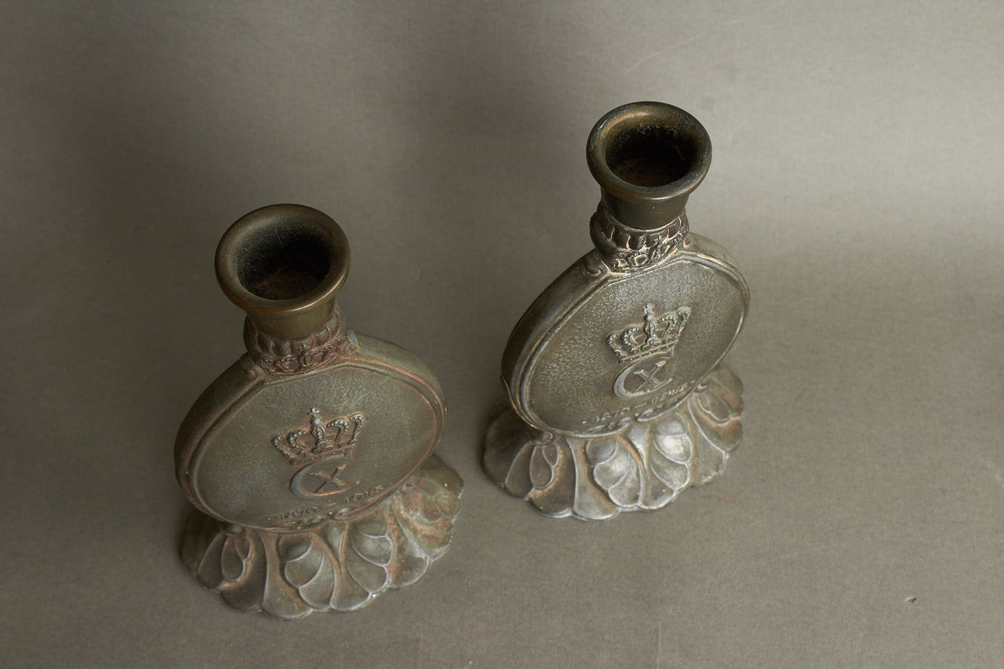 WW2 Dansk Par "Christian d. 10" Erindrings Lysestager. Original.