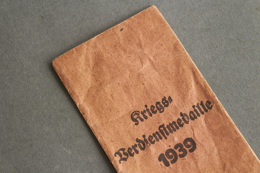 WW2 Tysk "Kriegsverdienstmedaille 1939" Tildelingspose. Fremstiller "Friedrich Orth". Original.