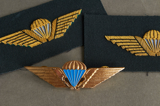 Dansk Jærgerkorpset "FALDGRU" Faldskærmsvinger. 2 broderede vinger, 1 metal. Original.