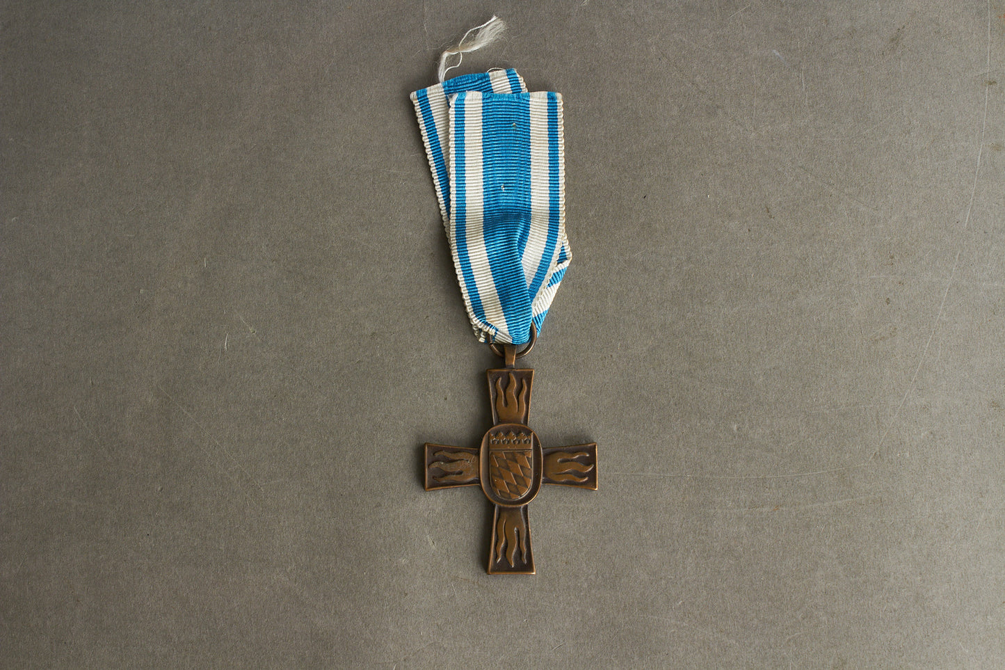 Vesttysk Bayersk "Bayerisches Feuerwehr-Ehrenkreuz" i Bronze Medalje. Original.