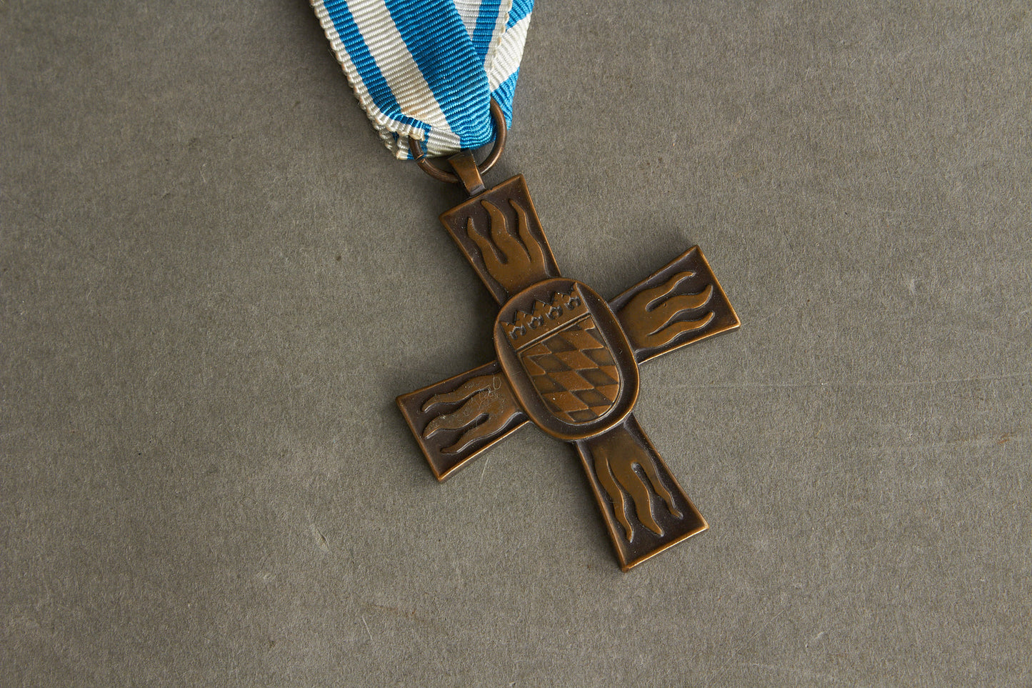 Vesttysk Bayersk "Bayerisches Feuerwehr-Ehrenkreuz" i Bronze Medalje. Original.