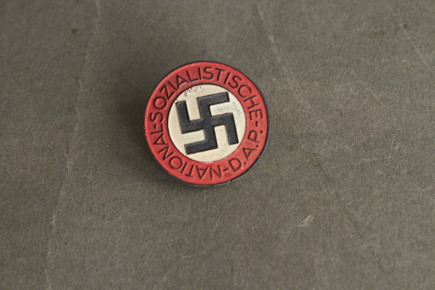 WW2 Tysk NSDAP M1/14 Medlemsmærke i Zink. Falmet i farven. Original.