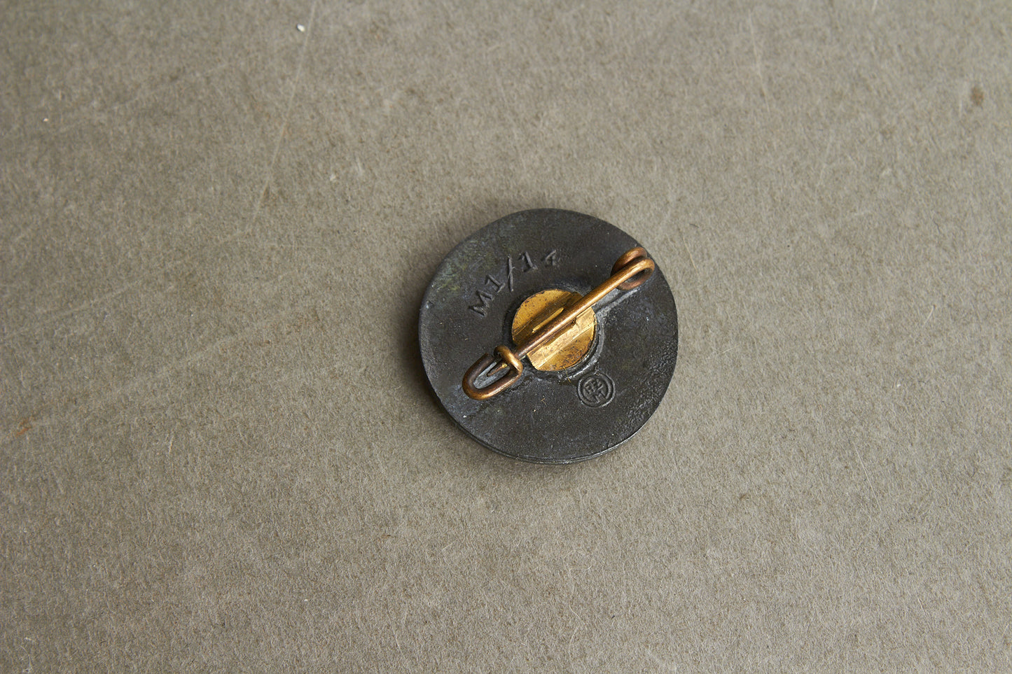 WW2 Tysk NSDAP M1/14 Medlemsmærke i Zink. Falmet i farven. Original.