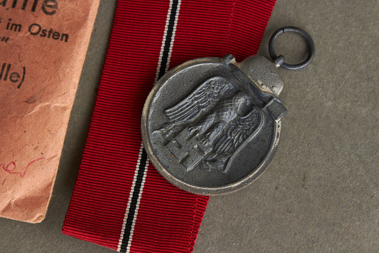 WW2 Tysk Østfront Medalje m. fremstiller og i pose. Original.