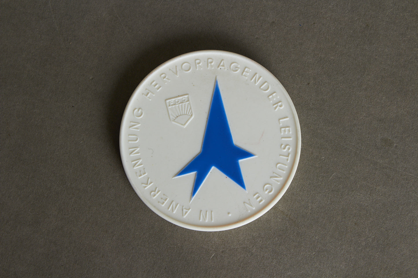 Østtysk DDR Medaillen i Porcelæn. Original.
