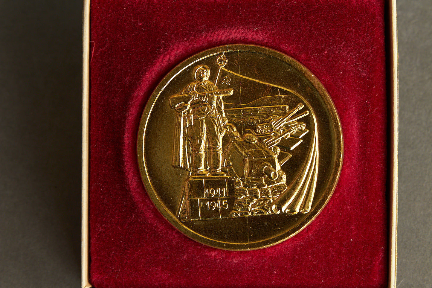 Østtysk DDR / Russisk Tidlig Mindeplatte/Medaille "1941-1945 Gedenkstätte der Befreiung auf den Seelower Höhen". Original.