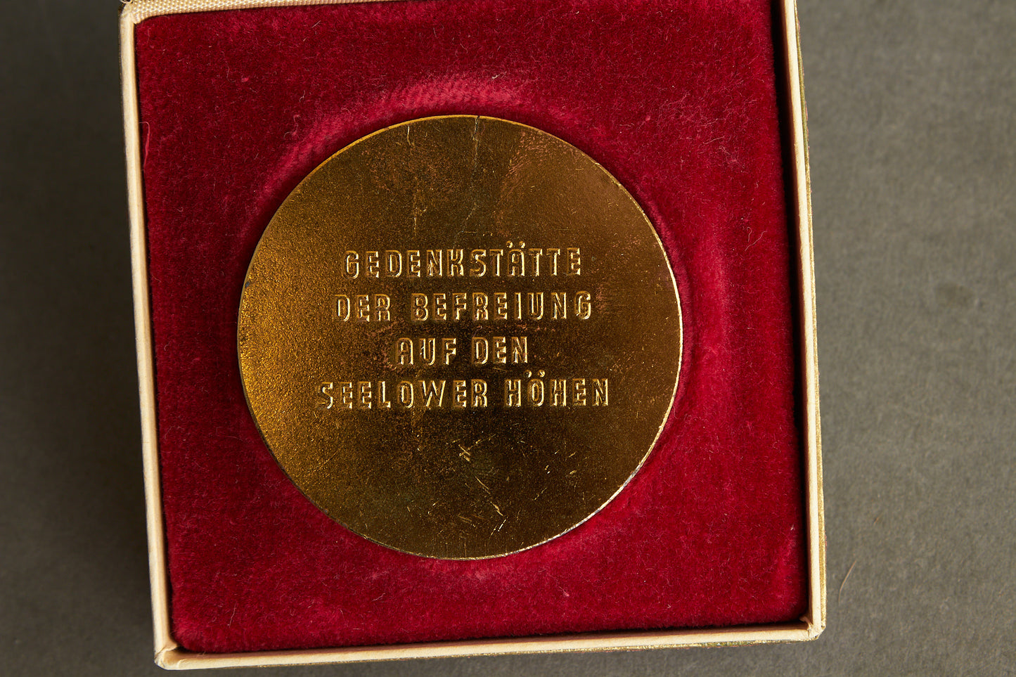 Østtysk DDR / Russisk Tidlig Mindeplatte/Medaille "1941-1945 Gedenkstätte der Befreiung auf den Seelower Höhen". Original.