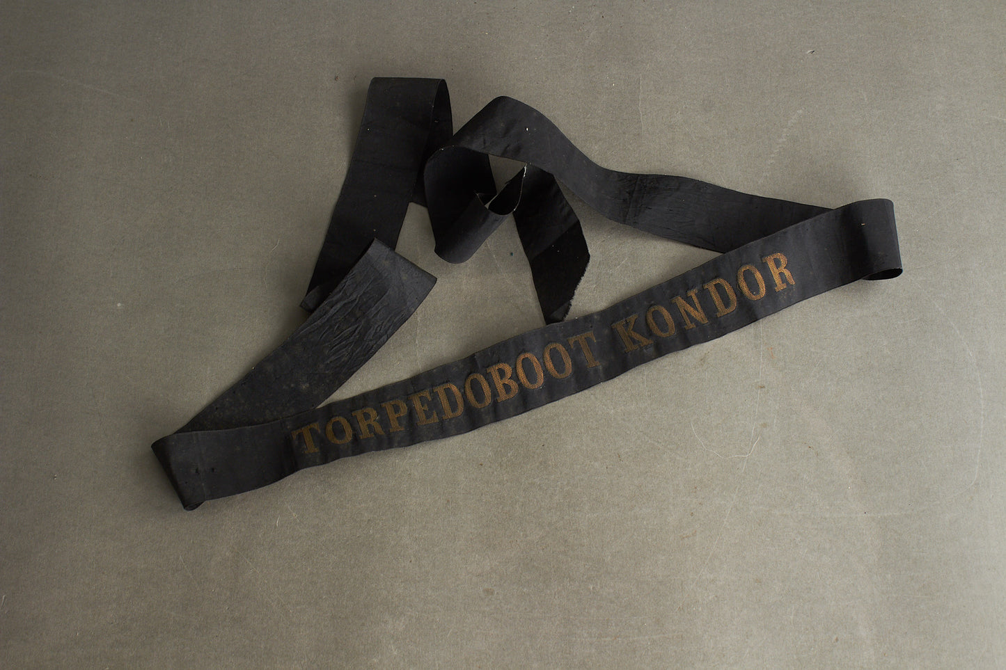 WW2 Tysk Kriegsmarine/Reichsmarine "Torpedoboot-Kondor" Matros Huebånd. Original.