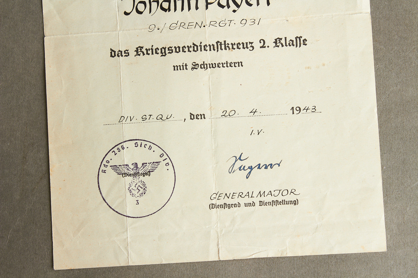 WW2 Tysk Urkunde (KVK m. Sværd) fra "Grenadier Regiment 931" (var i Danmark indtil 1943). Original.
