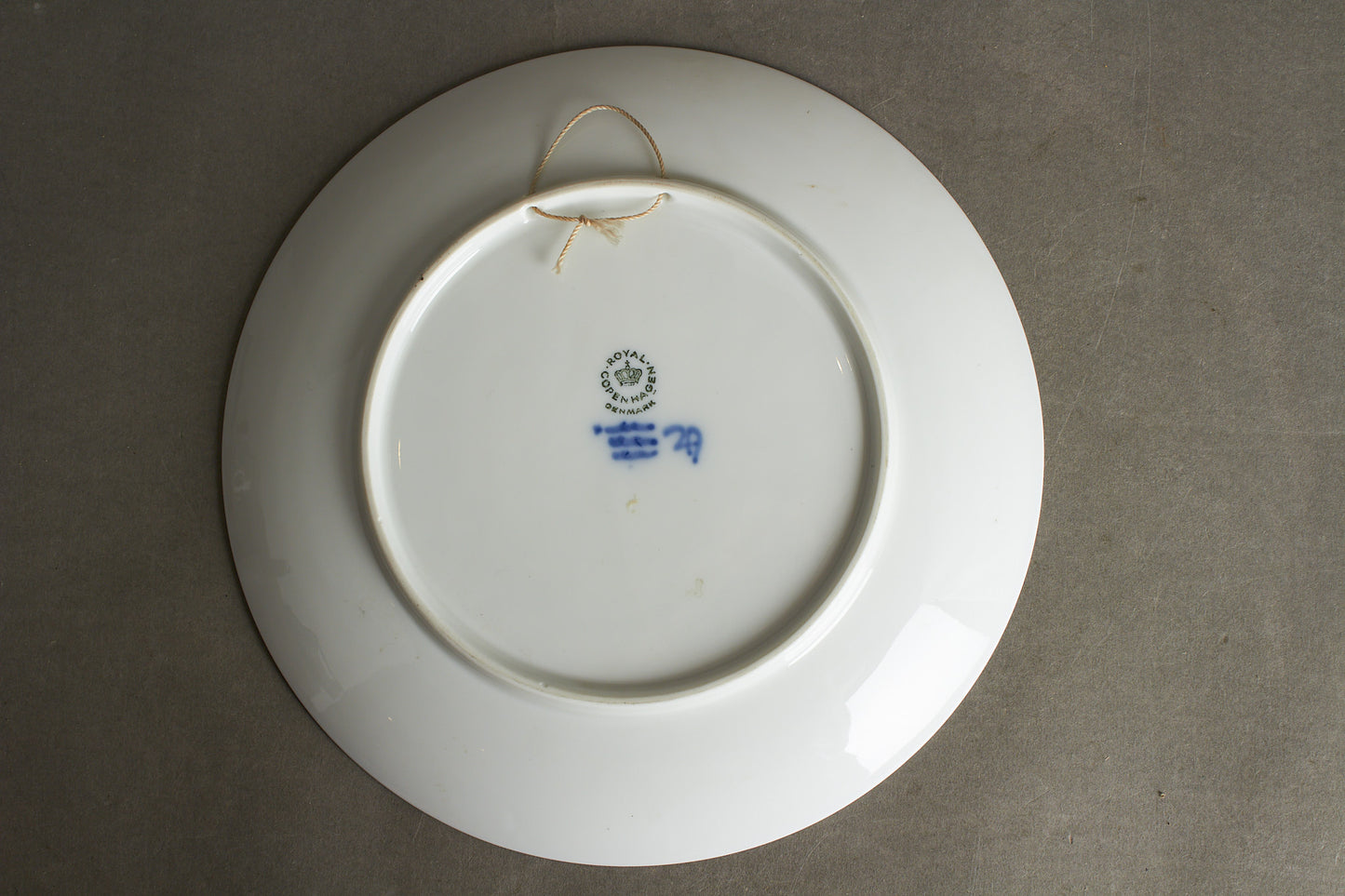 Dansk Royal Copenhagen Platte fra Genforeningens 50 års jubilæum. Original.
