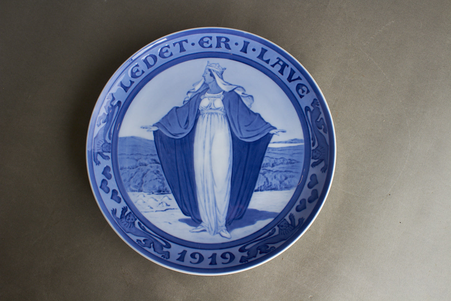 Dansk Royal Copenhagen Platte (Spisetallerken størrelse) fra Genforeningen i 1920. Ses ikke tit. Original.