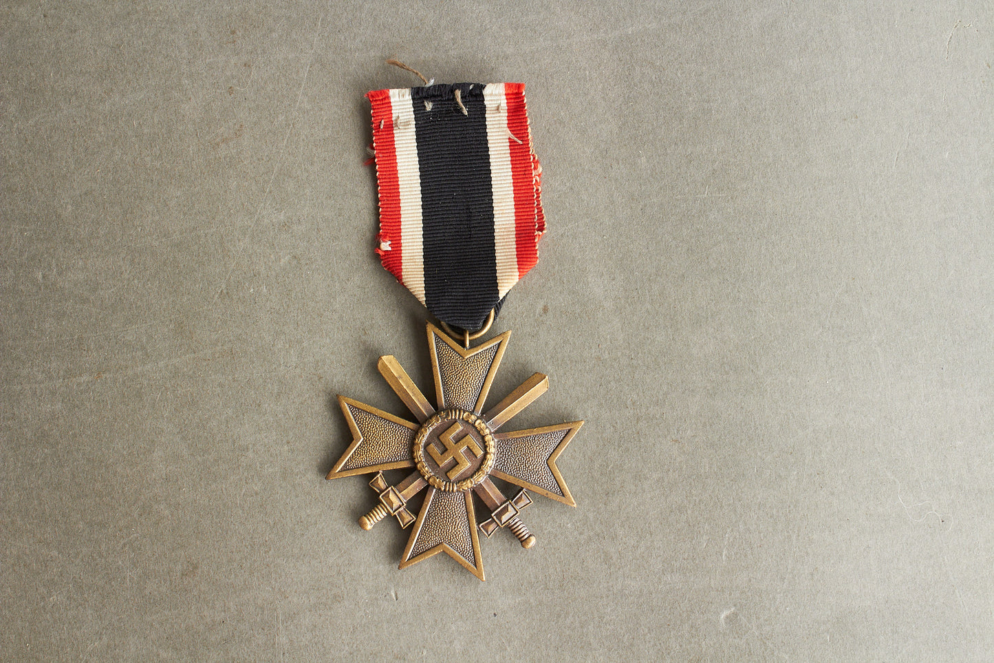 WW2 Tysk Kriegsverdienst Kreuz 2. Klasse m. Sværd. Original.