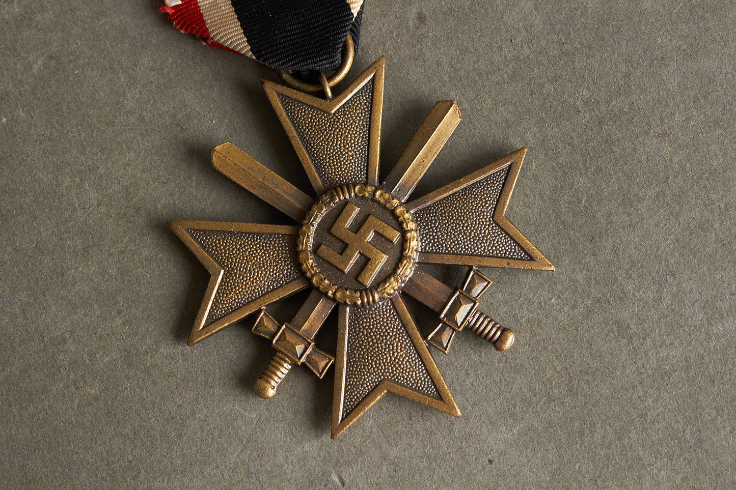 WW2 Tysk Kriegsverdienst Kreuz 2. Klasse m. Sværd. Original.