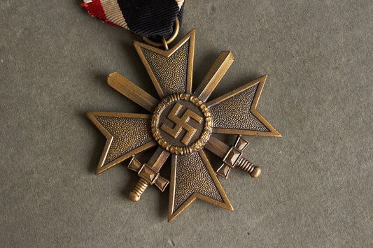 WW2 Tysk Kriegsverdienst Kreuz 2. Klasse m. Sværd. Original.